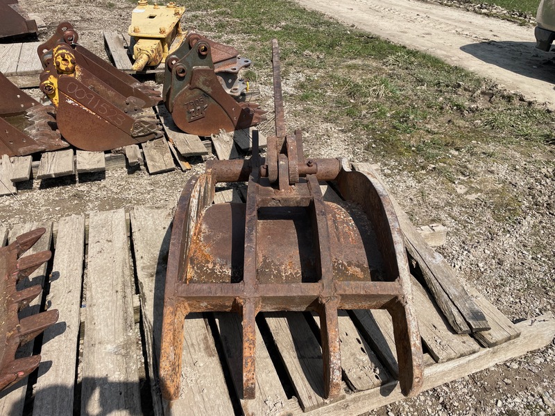 Attachments  Backhoe Excavator Thumb - 27" Photo